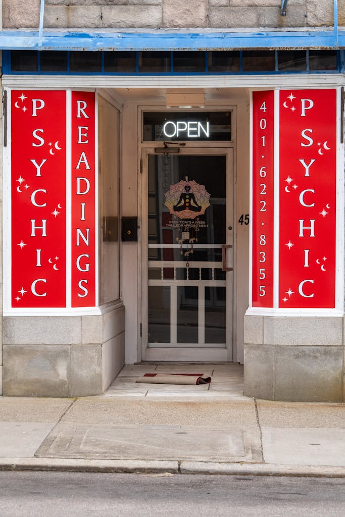 difference between a psychic and a medium