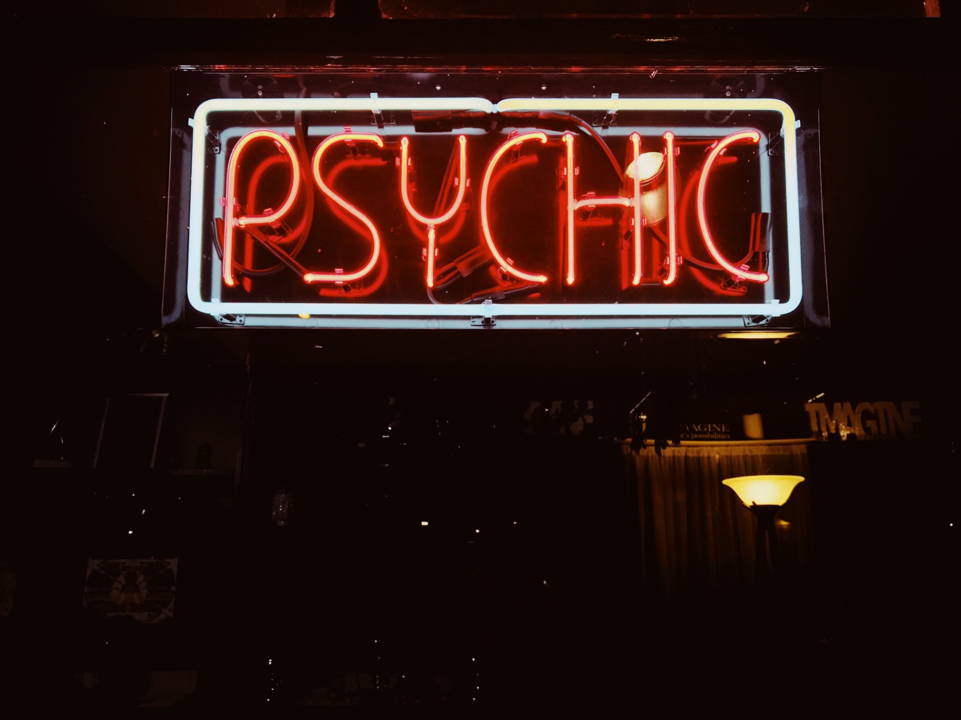 The Difference Between a Psychic and a Medium